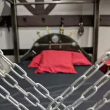 Lit double baldaquin en fer forg&eacute; pour votre confort &agrave; l'Antre Des Vices