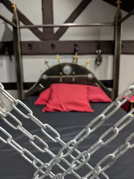 Lit double baldaquin en fer forgé pour votre confort à l'Antre Des Vices