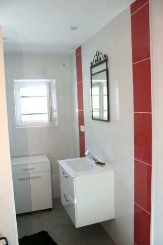 Vasque et miroir design dans l'espace bien-être du gîte