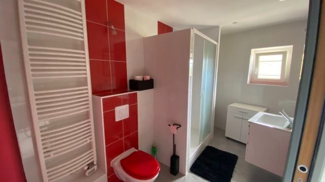 Salle de bain moderne au gîte Le Repaire des Passions