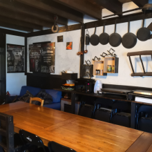 Table de ferme et espace d&eacute;tente aux g&icirc;tes BDSM Dr&ocirc;me