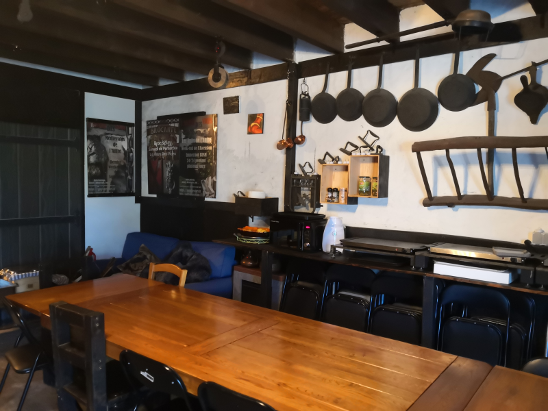 Table de ferme et espace détente aux gîtes BDSM Drôme