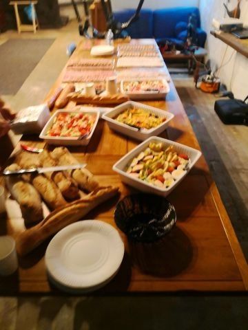 Table de ferme avec exemple de buffet froid pour repas de groupe gîte thématique Drôme