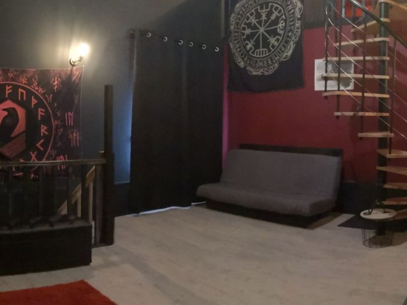 Espace de jeux BDSM intime avec croix et mobilier de bondage