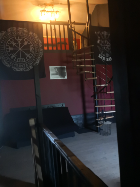 Mezzanine cocon pour séances de cordes et shibari en Drôme