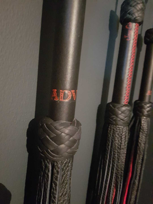 Martinets ADV - L'Antre Des Vices - premiers accessoires - Tag ADV